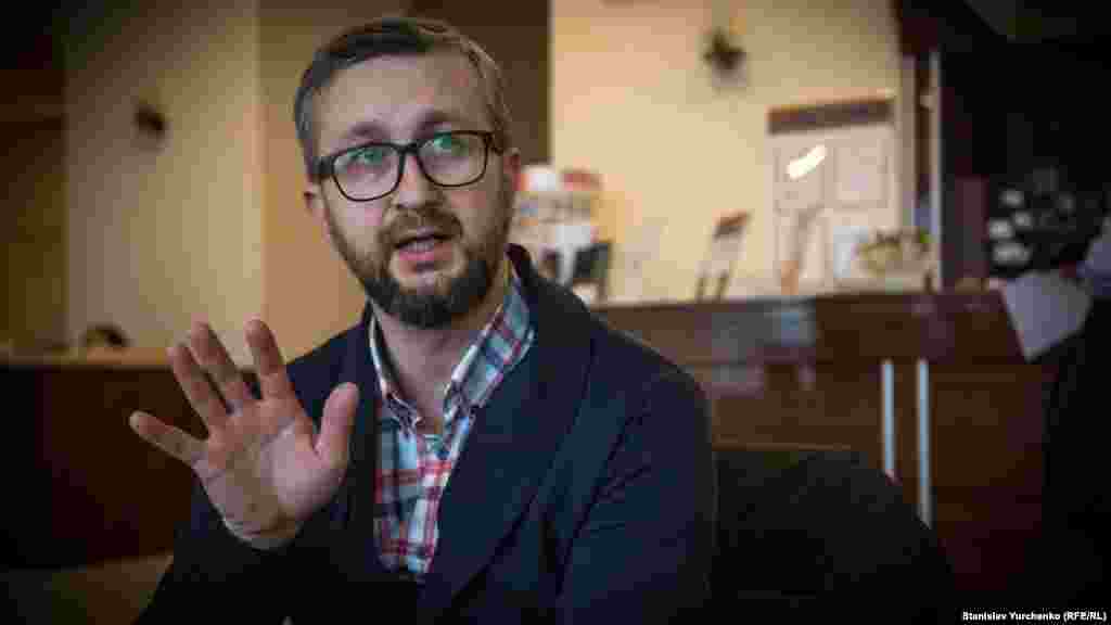 В ноябре 2018 года ФСБ России задержала активиста крымскотатарского национального движения Наримана Джеляла, который направлялся в Крым. Он рассказал о том, что внимание сотрудников ФСБ привлекли монеты к столетию Курултая, книга об аннексии Крыма, блокноты с конференции Курултая крымскотатарского народа. Кроме того, сотрудники ФСБ проверили телефон Наримана Джеляла и его контакты в телефоне