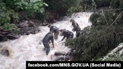 За словами Володимира Зеленського, влада виділила 750 мільйонів гривень для виплати компенсацій людям, постраждалим від повеней