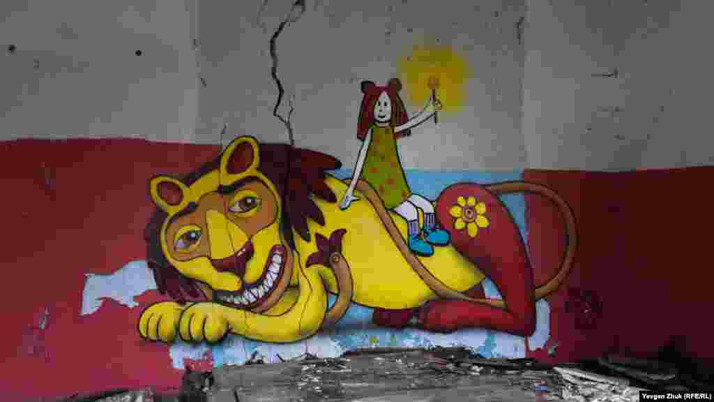 В разрушенных зданиях госпиталя веселят только качественно выполненные граффити 