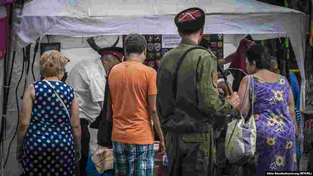 Туристы у палатки казаков 