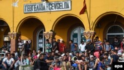 Група біженців на вокзалі у місті Гевгелія, Македонія. 21 серпня 2015 року