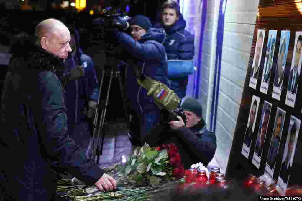 Люди приносять квіти та свічки до телевізійного центру «Останкіно» на знак пам’яті про загиблих журналістів