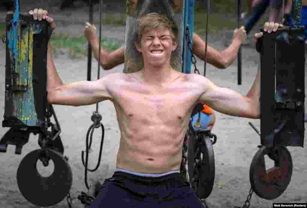 Мальчик «качает» старую сталь