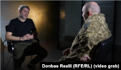 Вадим Сухаревський: «Такого досвіду, як у нас, ні в кого в світі немає, і таких технологій також» і кореспондент проєкту Радіо Свобода «Донбас Реалії» Єгор Логінов (л)