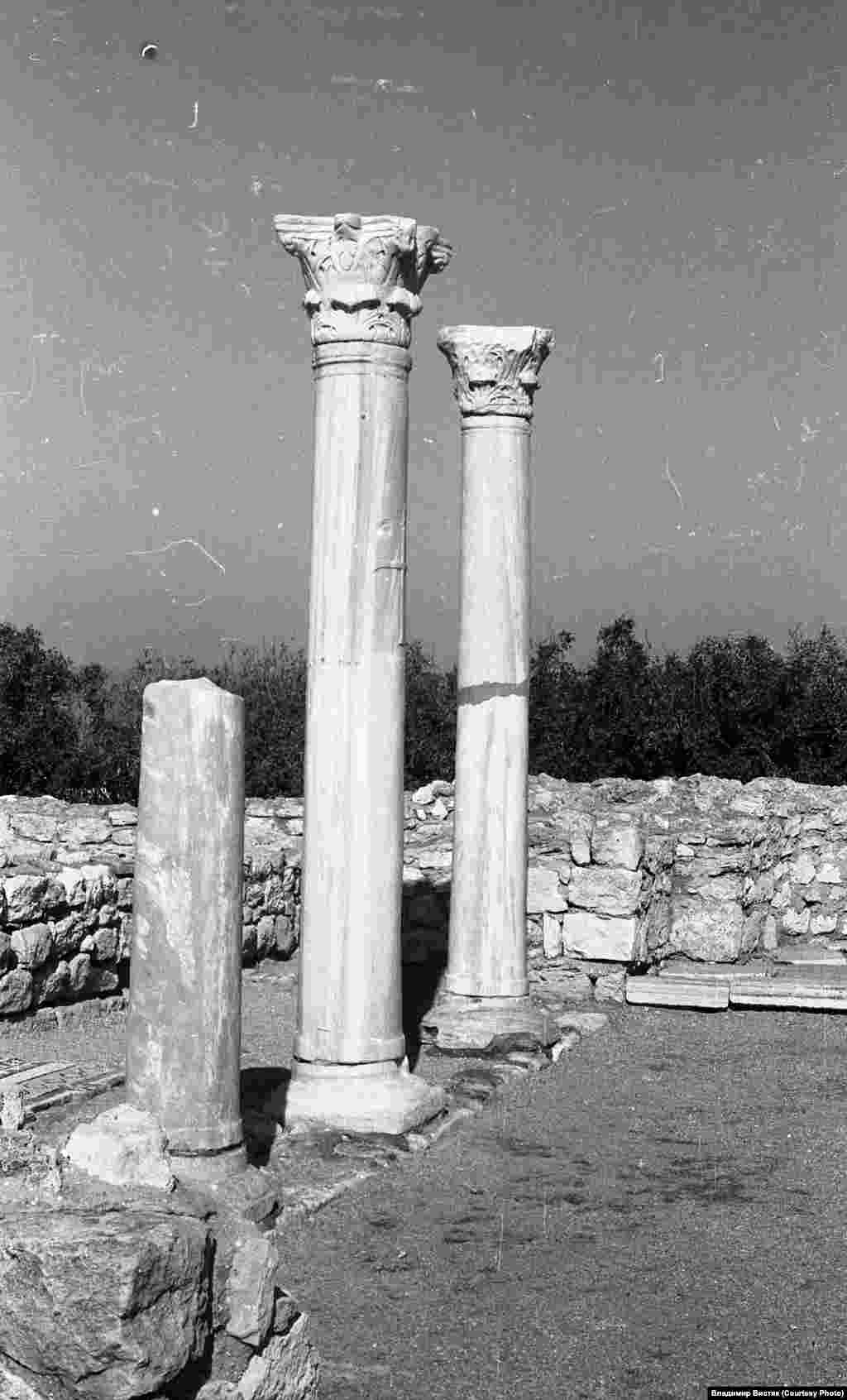 Руїни колонади середньовічної базиліки. Це одна з найвідоміших визначних пам'яток, знайдена в Херсонесі. Ймовірно, вона була побудована в VI столітті на місці більш раннього храму. За інформацією різних історичних джерел, місто збереглося практично в первозданному стані до XVIII століття