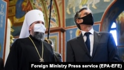 Державний секретар США Ентоні Блінкен розмовляє з митрополитом Епіфанієм, главою Православної церкви України, під час відвідин Михайлівського Золотоверхого собору в Києві, 6 травня 2021 року