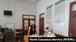 На одном из избирательных участков во время голосования по поправкам в Конституцию России