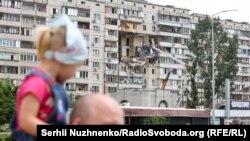 Вранці 21 червня в десятиповерховому житловому будинку в Дарницькому районі Києва стався вибух, який зруйнував кілька поверхів