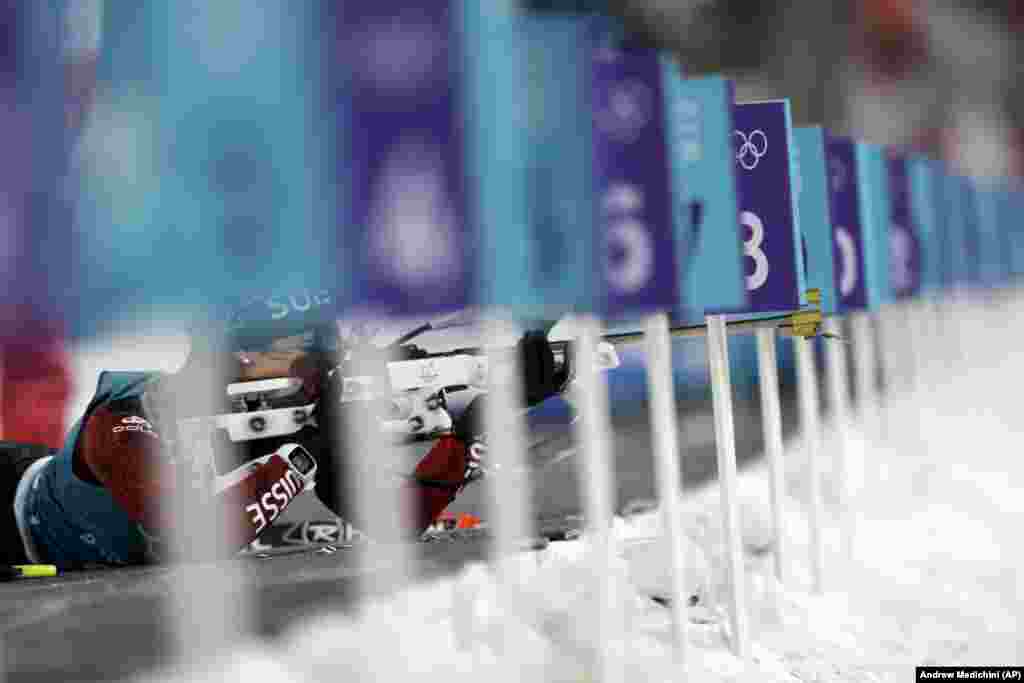 Біатлон: Аіта Гаспарін зі Швейцарії налаштовує свою гвинтівку під час змагань з біатлону