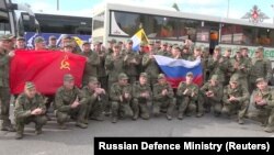 Бывшие российские пленные после обмена 23 мая 2025 года (фото: скриншот видео Минобороны России)