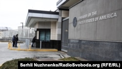 Вхід до посольства США в Києві