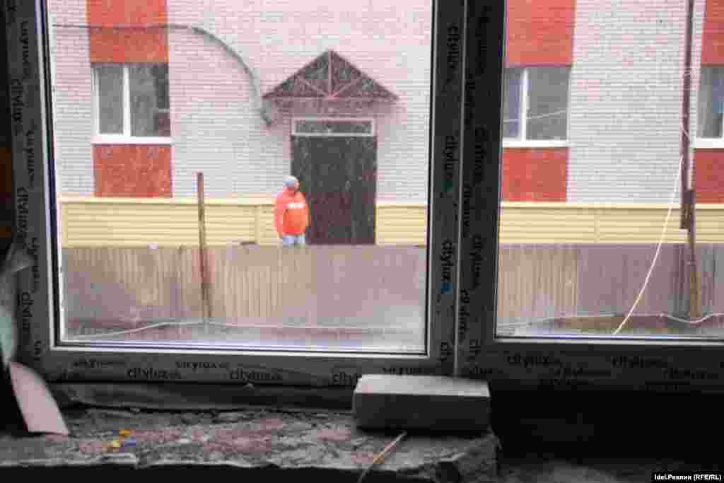 "По документам всё у нас было вполне официально. В марте 2014 года мы заключили с застройщиком договоры долевого участия в строительстве. Как положено, зарегистрировали их в Росреестре. Оставалось ждать, - рассказывает Лилия Антропова. - Когда подошел срок сдачи дома, мы созванивались с Кунаевым, приезжали к нему в офис на переговоры. Он жутко извинялся, говорил, задержка вышла, потому как у него якобы украли деньги. Соседям он озвучивал не менее нелепые причины. Всех убеждал, что скоро всё достроит, все необходимые материалы закуплены, нужны считанные дни, чтобы покрыть крышу  и закончить с внутренней отделкой. Тревогу мы забили, когда кто-то из соседей выехал на стройку с экскурсией и сообщил, что строители там уже давно не появляются".