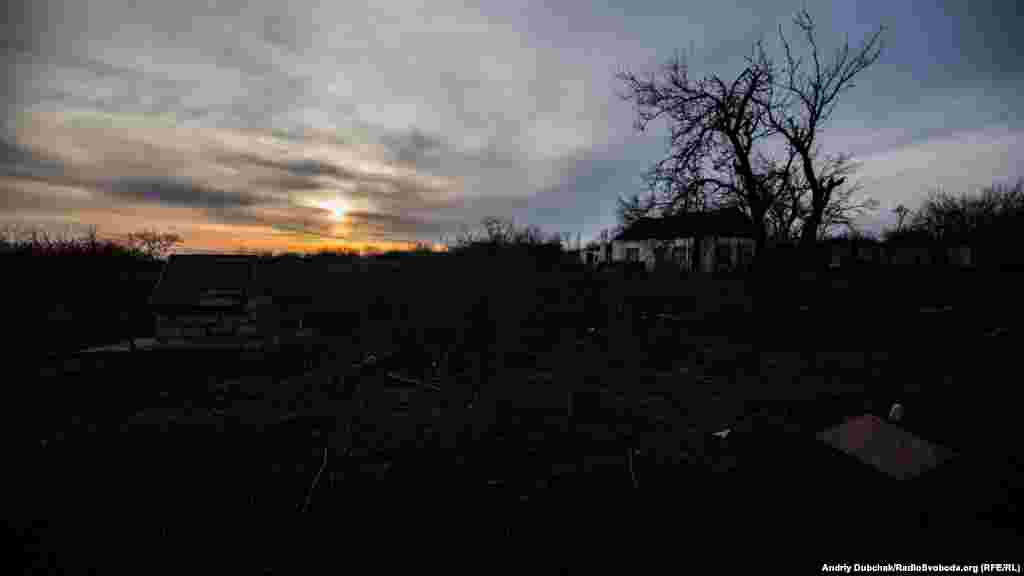 Сонце сідає, настає темрява, тож усі готуються до активізації нічних позиційних боїв...