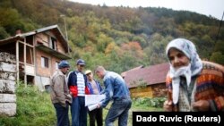 Під час попереднього перепису боснійські мусульмани розмовляють з обліковцем Елвісом Спіюдічем перед інтерв'ю під час першого перепису населення Боснії в селі Крушев До, що поблизу Сребрениці, 1 жовтня 2013 року