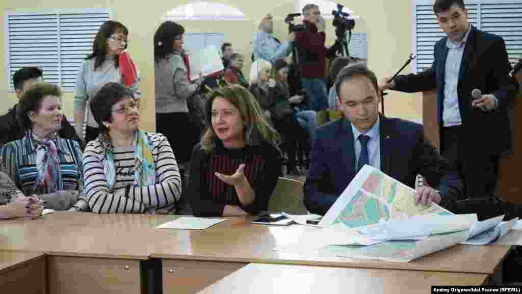 Однако в ответах самих чиновников преобладали общие фразы о том, что городу необходимо развиваться. В центре — Анастасия Латыпова, юротдел управления архитектуры и градостроительства Казани. 