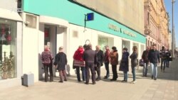 Очередь у пункта обмена валюты в Москве Очередь у пункта обмена валюты в Москве