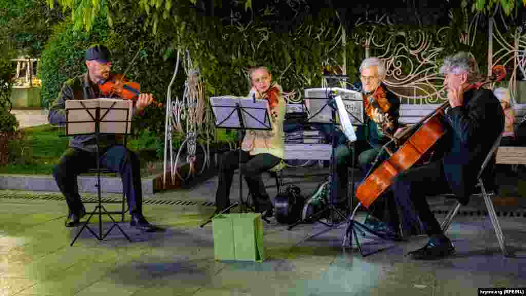 Местные профессионалы исполняют «Времена года» Антонио Вивальди 