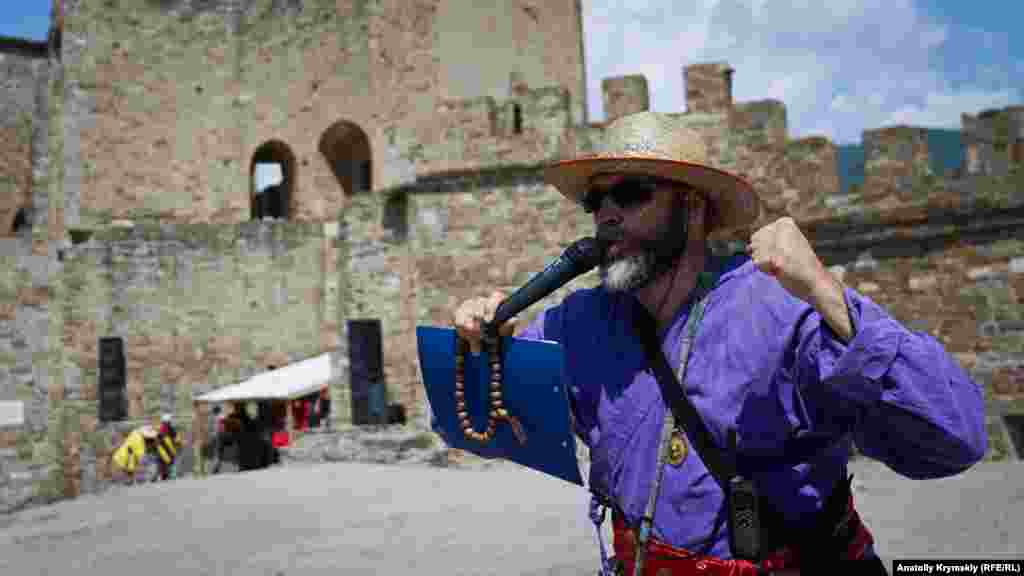 Бессменный организатор фестиваля «Генуэзский шлем» Павел Шепаревич. Историю рыцарских турниров в Средневековой Европе он изучил досконально