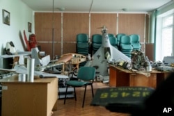 Частини російських дронів у київській дослідній лабораторії, серпень 2024 року