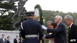 Вице-президент США Майк Пенс с супругой Карен возлагают венок на национальном кладбище в Сеуле, 16 апреля 2017 года