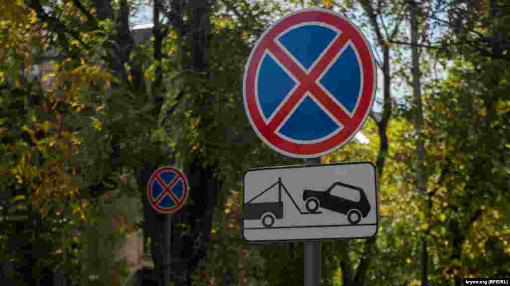 На многих улицах через каждые несколько метров установлены знаки, запрещающие остановку.