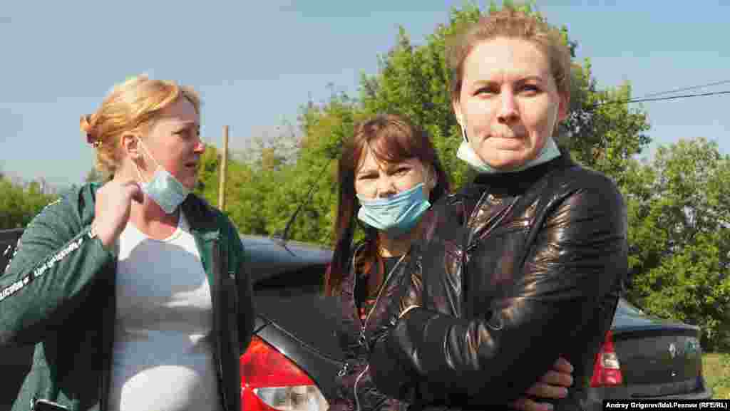 Местные мамы считают, что причина более банальна. Татарстанские чиновники таким образом продолжают оптимизировать сферу образования, экономя на сельских детях.