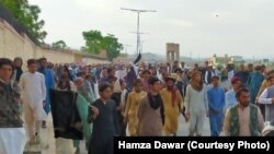 د شمالي وزیرستان اوسېدونکو د اپرېل پر څلورمه میرامشا خبریالانو مرکز پر لوري لاریون وکړ او بیا یې پرلت وواهه