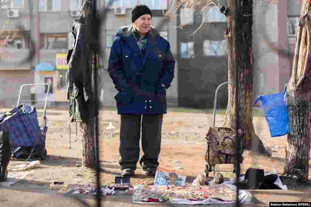 84-летний Александр Михайлович получает пенсию в размере 46 тысяч тенге ($118). Нехватка денег заставила его продавать коллекцию значков, которую он собирал всю свою жизнь. Их стоимость – от 150 тенге. "Иногда неделю стоишь, ничего не продаешь. А сегодня моя выручка составила 700 тенге (почти $2). Еще постою немного и пойду домой", – говорит пенсионер