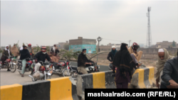 مولانا فضل الرحمان وویل چې موجوده حکومت د ولس استازيتوب نه کوي او ناکامو پالیسیو له وجې هېواد د اقتصادي حالت نور هم خراب شوی دی.