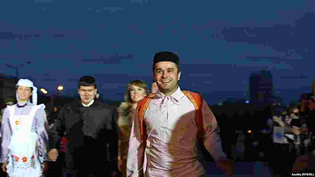 Камал театры каршында яңа сезон ачу тантанасы. Алмаз Гәрәев. 