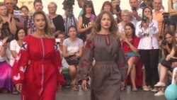Біля пам'ятника Дюку відбувся показ модних вишиванок (відео) Біля пам'ятника Дюку відбувся показ модних вишиванок (відео)