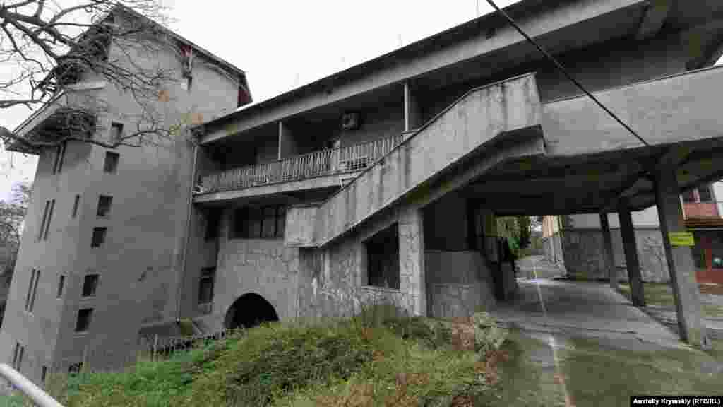 Безжизненные корпуса проданного санатория «Ливадия». В ноябре 2018 года крымские власти продали его и земельный участок известному российскому миллиардеру Константину Малофееву почти за 510 миллионов рублей