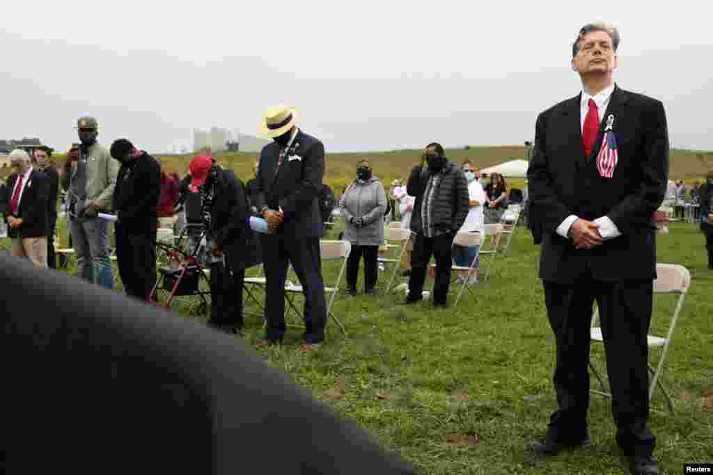 Родини жертв разом із президентом США Дональдом Трампом біля «Національного меморіалу рейсу 93» під час церемонії вшанування пам'яті загиблих 11 вересня 2001 року, коли захоплений терористами літак рейсу 93 United Airlines врізався у відкрите поле поблизу міста Шанксвілл, штат Пенсильванія