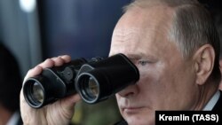 Президент России Владимир Путин на военных учениях