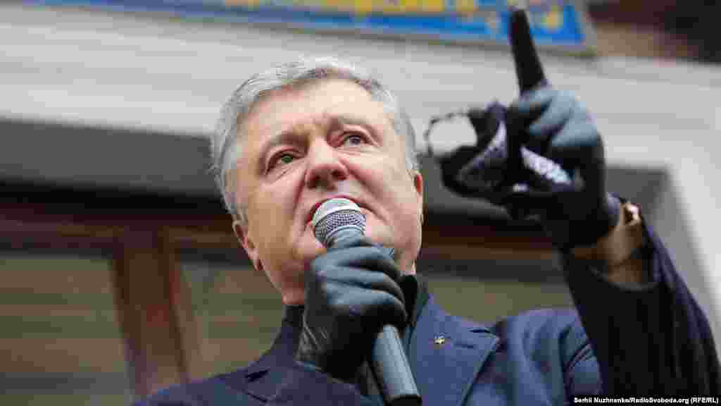 П’ятий президент України Петро Порошенко виступає біля Печерського районного суду. Київ, 18 червня 2020 року