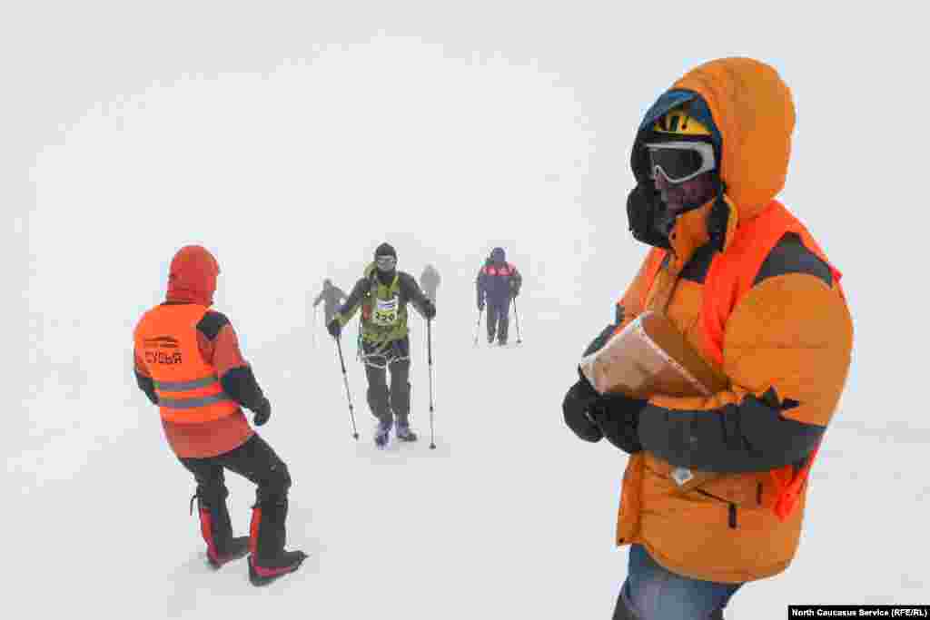 Судьи приняли решение перенести финиш на седловину (5400 метров), но и туда дойти в такую погоду было подвигом