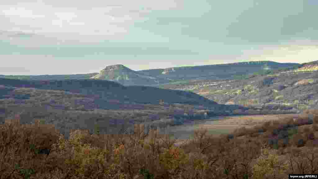 Вдалеке, за лесистым склоном, виднеется Тепе-Кермен – гора-останец с руинами одноименного средневекового города-крепости