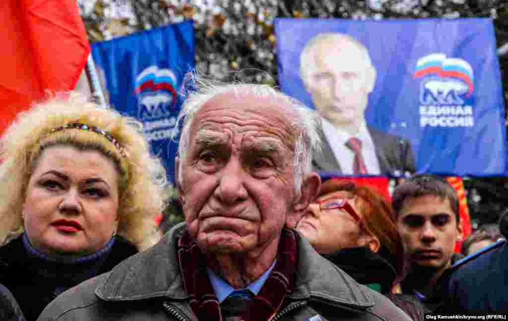 На митинге было много символики «Единой России» и портреты Владимира Путина.