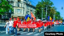 Participanți la manifestația desfășurată de opoziție, mărșăluind pe bulevardul Ștefan cel Mare, cu lozinca „Vrem să fim stăpâni la noi acasă, în Moldova”. Chișinău, 26 iulie 2025.