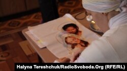 Вишиває дитина з Петриківського будинку-інтернату в Тернопільській області