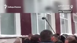 Пенсионерка из алтайского села упала на колени перед Медведевым, умоляя решить проблему Пенсионерка из алтайского села упала на колени перед Медведевым, умоляя решить проблему