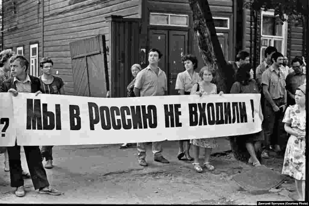 Вот так татарские активисты и жители Казани встречали президента РСФСР Бориса Ельцина, который приехал в столицу Татарии в августе 1990 года. 