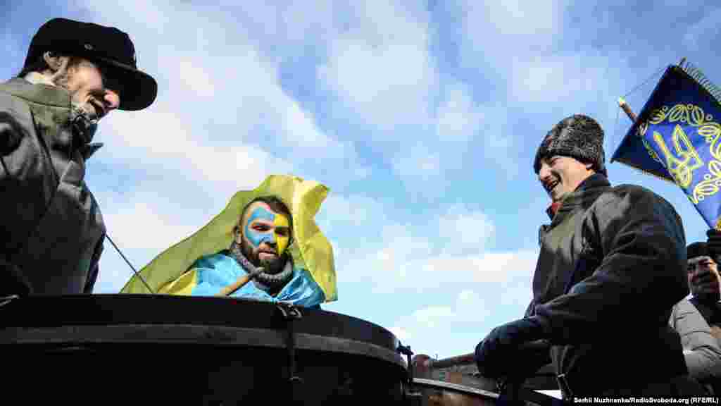 Вадим Васильчук (в центрі) – один з постійних організаторів акцій до дня Соборності 