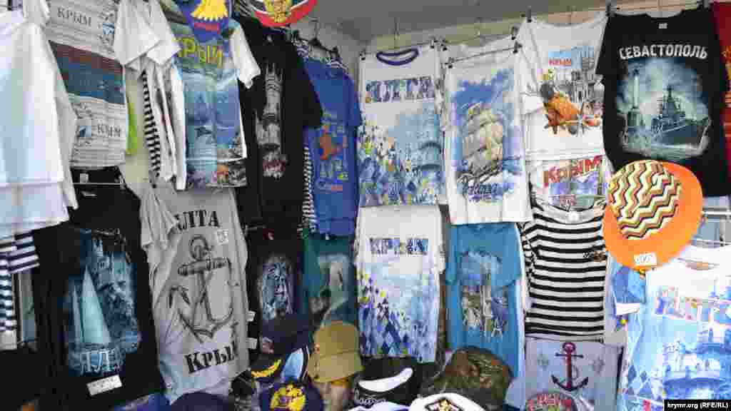 В Ялті попитом серед туристів користуються ось такі футболки з назвами міст і півострова