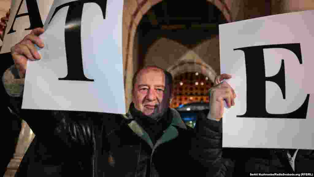 Заступник голови Меджлісу кримськотатарського народу Ільмі Умеров також виступив на акції. «Два моменти, на які я хочу звернути увагу – це грандіозних масштабів мілітаризація півострова, а також те, що до Криму завозиться нове населення. Таким чином, вдруге в історії після 1944 року був різко змінений демографічний показник у Криму. Ми повинні не пробачити Росії це вторгнення і повинні зуміти тримати ситуацію під контролем, щоб вона не сходила з інформаціоннних потоків», - сказав Умеров