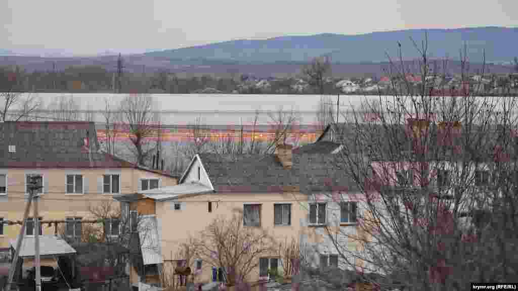 Огни комплекса светят прямо в окна домов микрорайона «Техника»