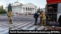 Рятувальники працюють на місці російської атаки. Чернігів, 19 серпня 2023 року