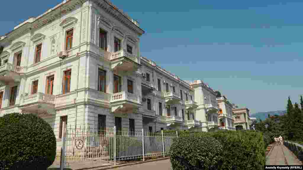 Корпуса санатория «Ливадия» являются единым целым с архитектурно-парковым комплексом дворца Романовых. В ноябре 2018 года российские власти Крыма продали его российскому миллиардеру Константину Малофееву. Санаторий и земельный участок площадью почти три гектара достались ему почти за 510 миллионов рублей (около 200 миллионов гривен)