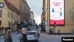 Влада Швеції закликає дотримуватися дистанції, але примусів вкрай мало. І ніяких масок