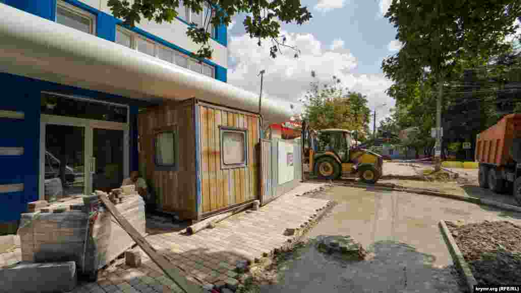 Укладка тротуарной плитки на улице Декабристов, перед зданием открытого спортивного комплекса, реконструкцию которого проводит строительная компания «Консоль-Строй»